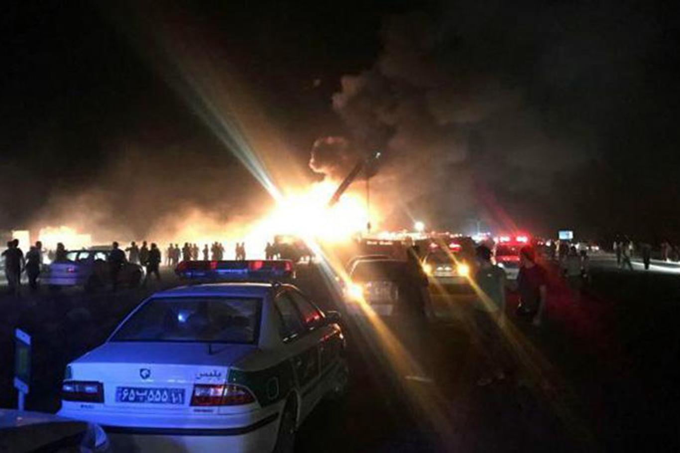 İran'da otobüs tankere çarptı: 19 ölü İran'da otobüs tankere çarptı: 19 ölü